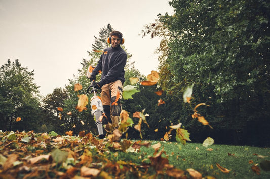 Entdecken Sie die Kraft und Vielseitigkeit des STIHL Akku-KombiMotor KMA 200 R