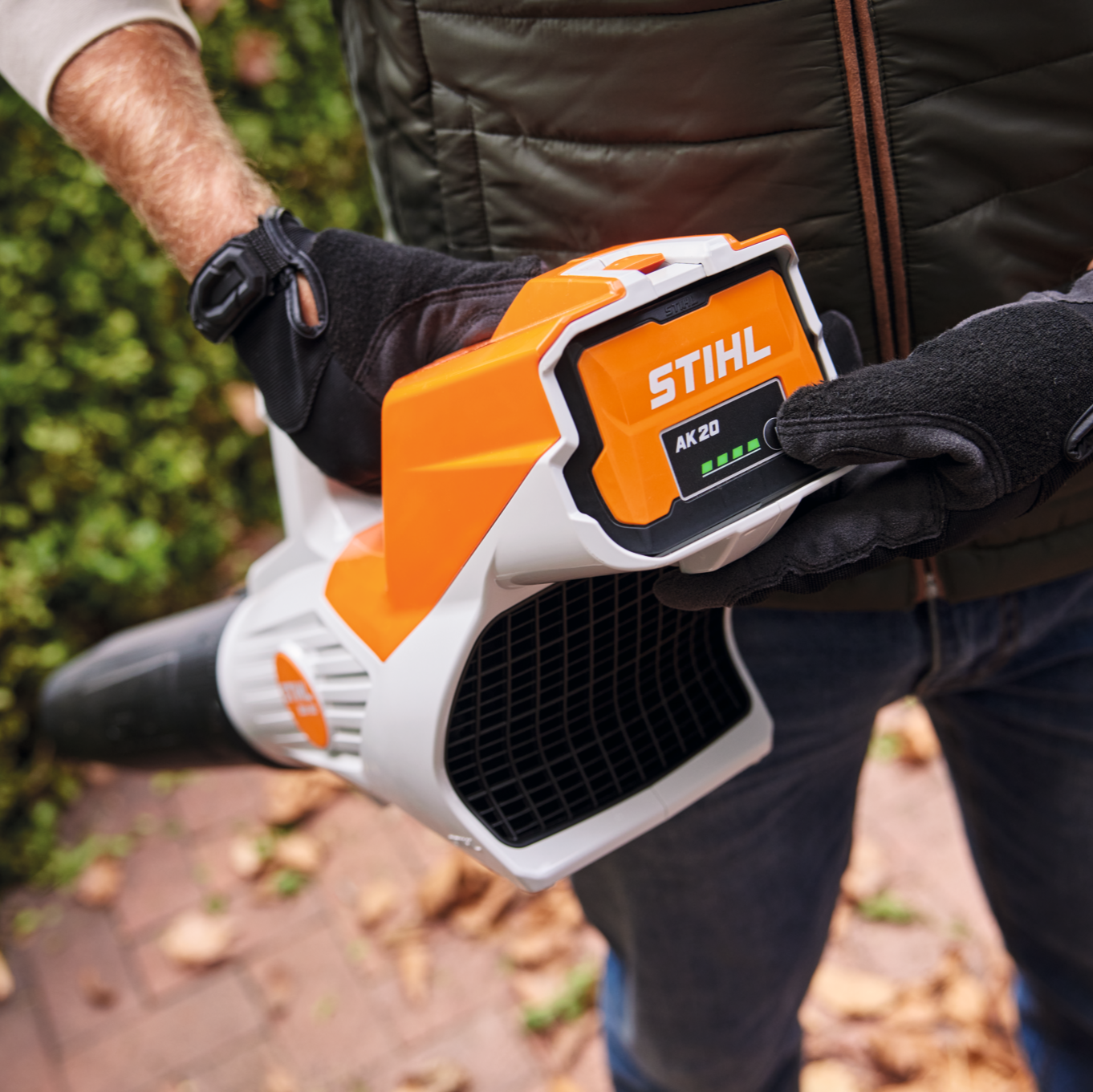 Stihl Akku-Laubbläser BGA 50 mit Akku und Ladegerät