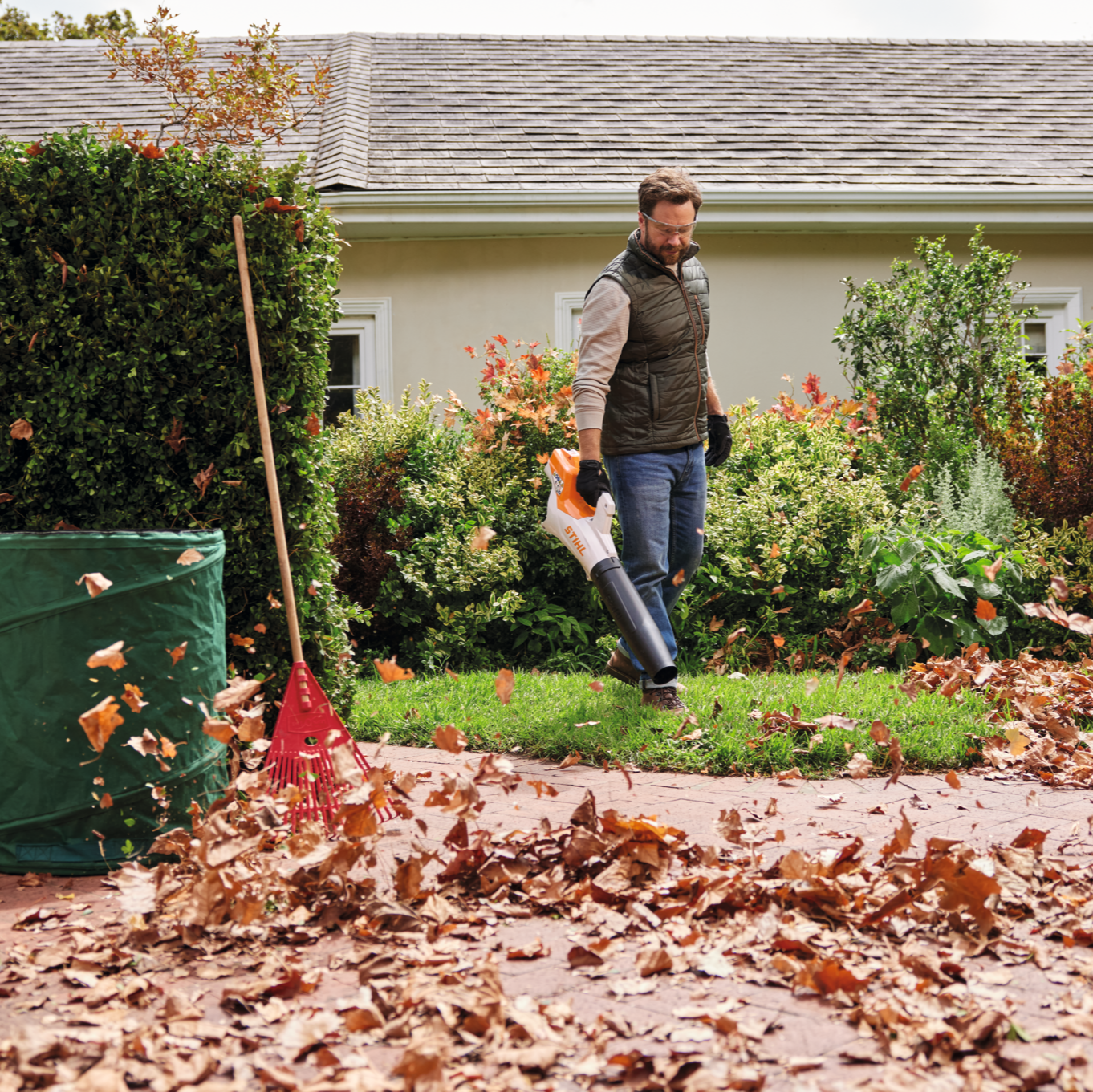 Stihl Akku-Laubbläser BGA 50 mit Akku und Ladegerät
