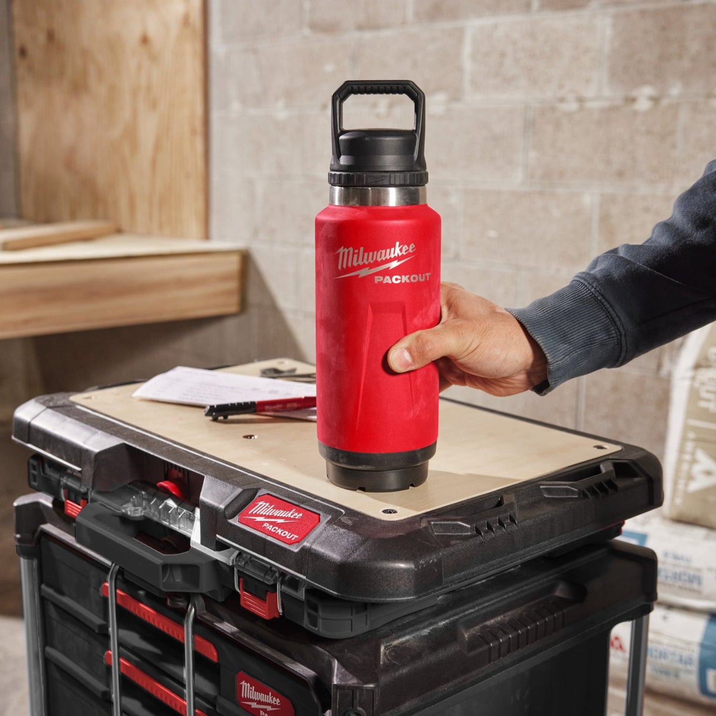 Milwaukee PACKOUT 1065 ml Flasche mit Deckel - Rot