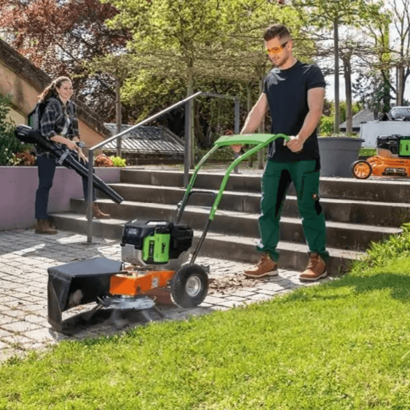 AS Akku-Unkrautbürstenmaschine 30 EWeedHex in Aktion