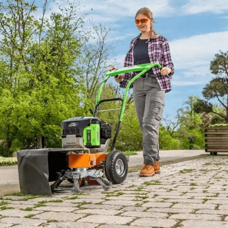AS Akku-Unkrautbürstenmaschine 30 EWeedHex in Aktion