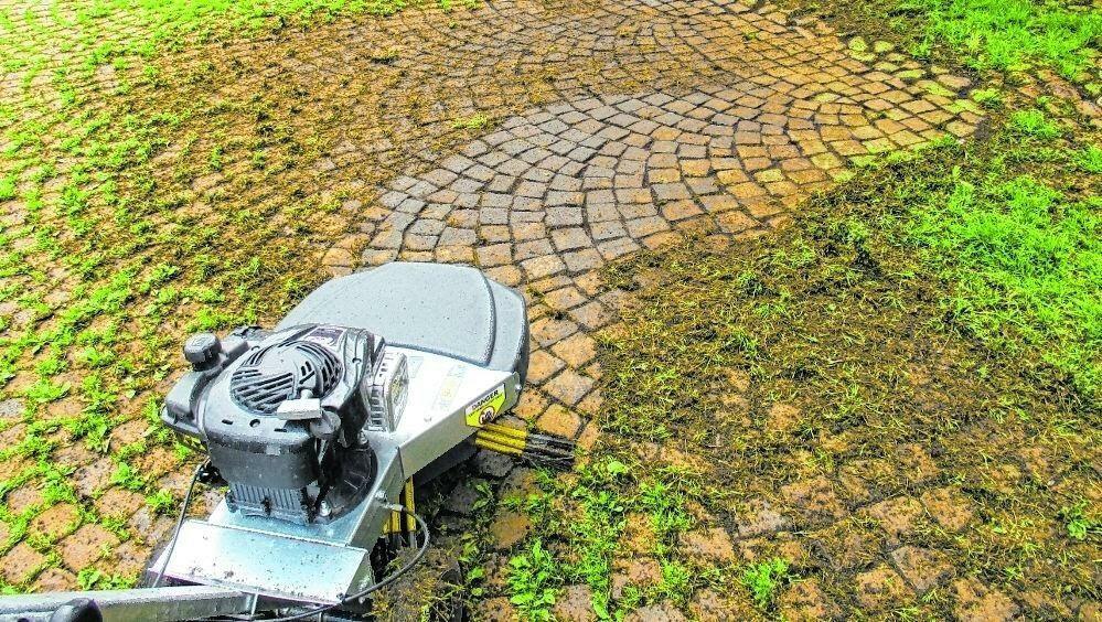 Kwern Benzin-Unkrautbürstenmaschine Greenbuster Home 550 in Aktion