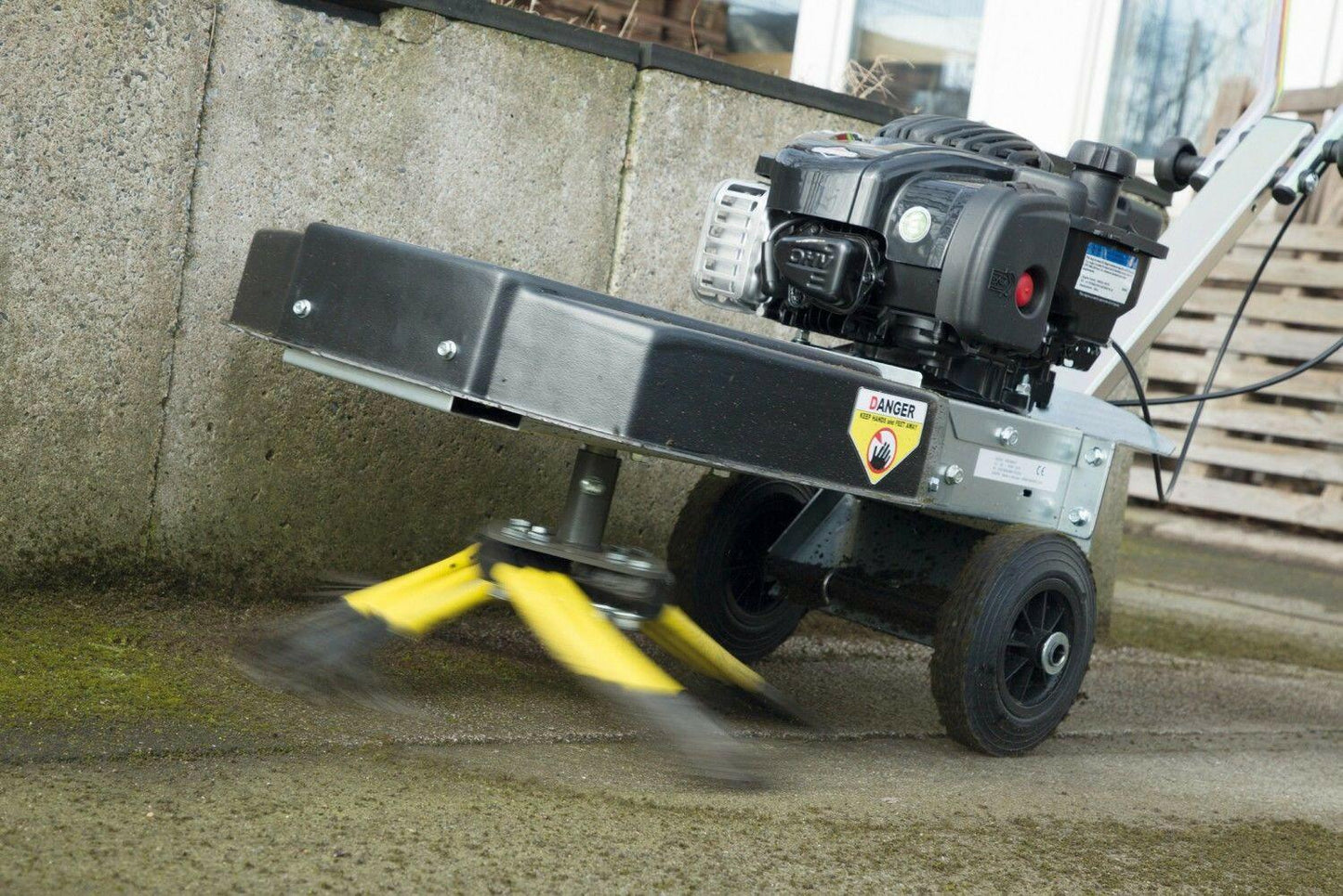 Kwern Benzin-Unkrautbürstenmaschine Greenbuster Home 550 in Aktion