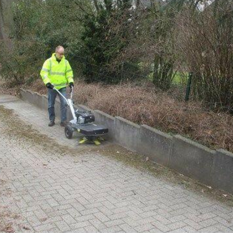 Kwern Benzin-Unkrautbürstenmaschine Greenbuster PRO 66 in Aktion