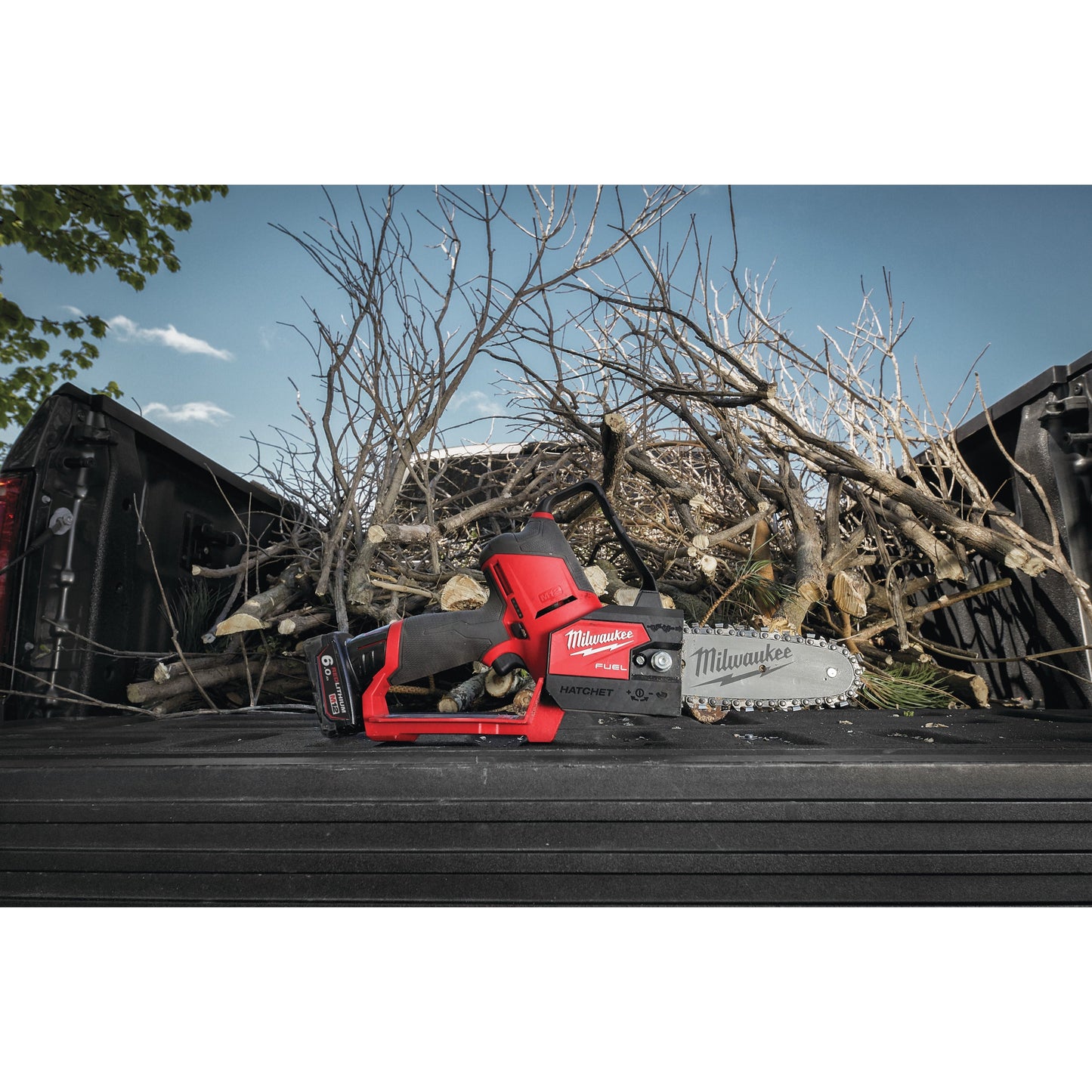 Milwaukee Akku-Astsäge M12 FUEL™ M12 - 15 cm in Aktion