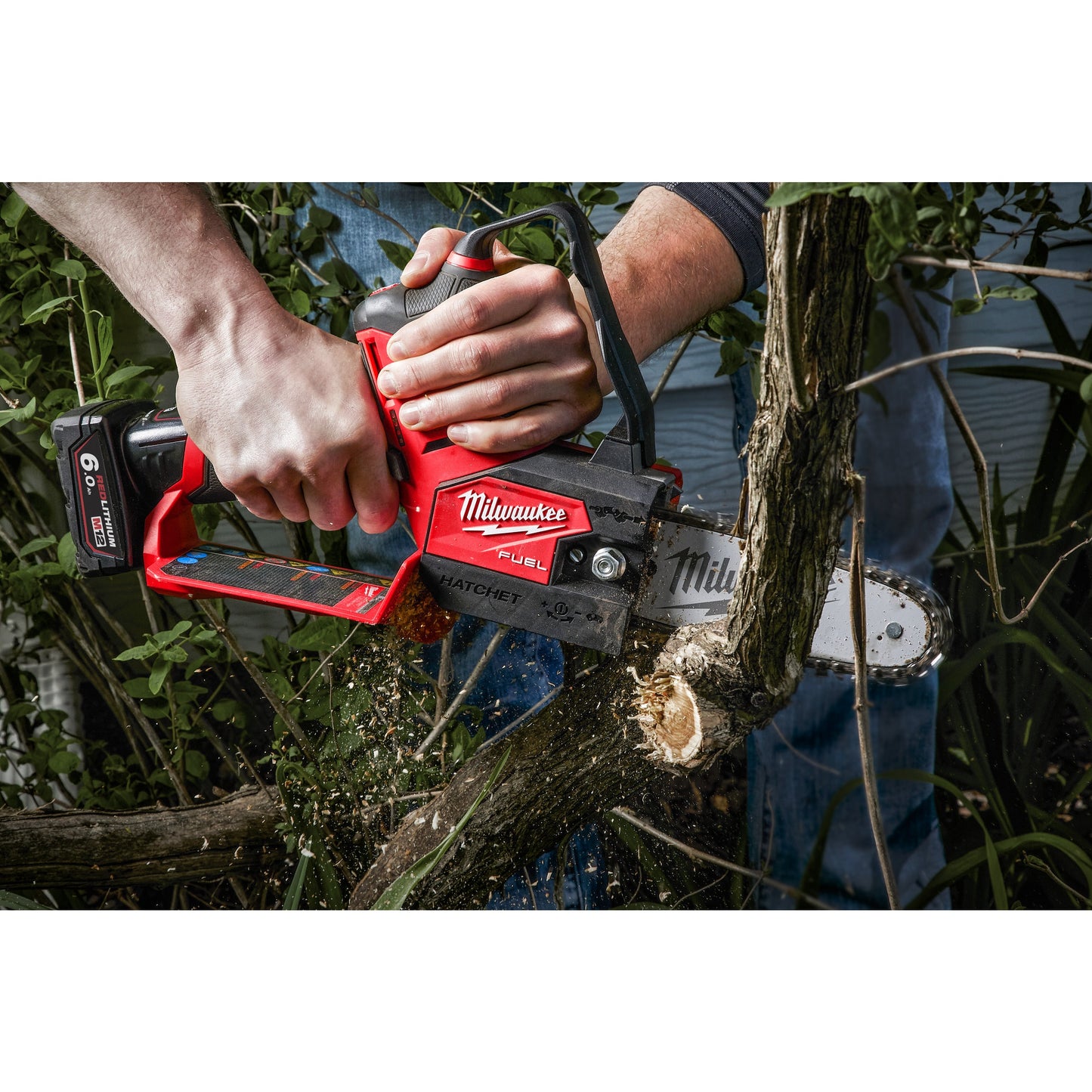 Milwaukee Akku-Astsäge M12 FUEL™ M12 - 15 cm in Aktion 3
