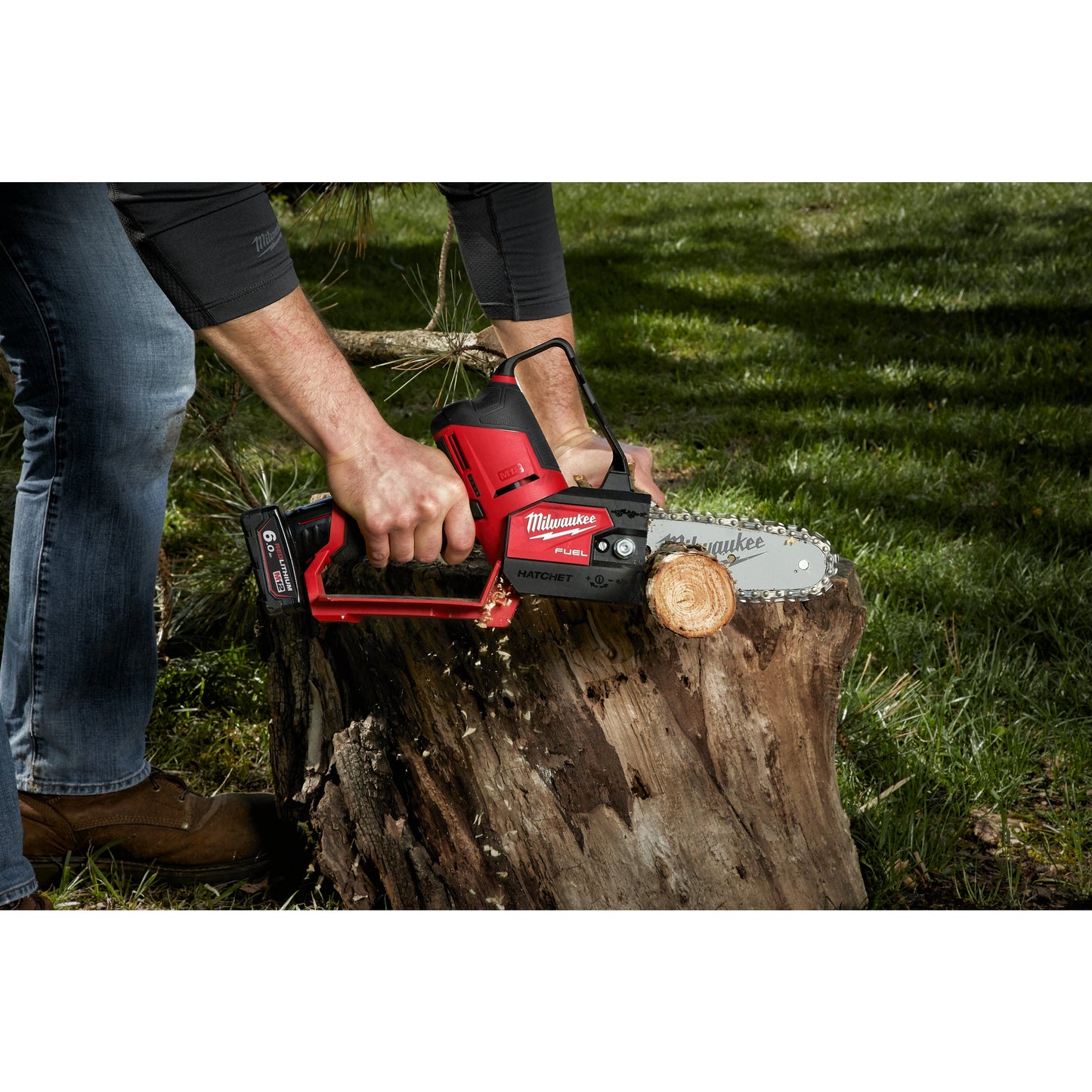 Milwaukee Akku-Astsäge M12 FUEL™ M12 - 15 cm in Aktion 4