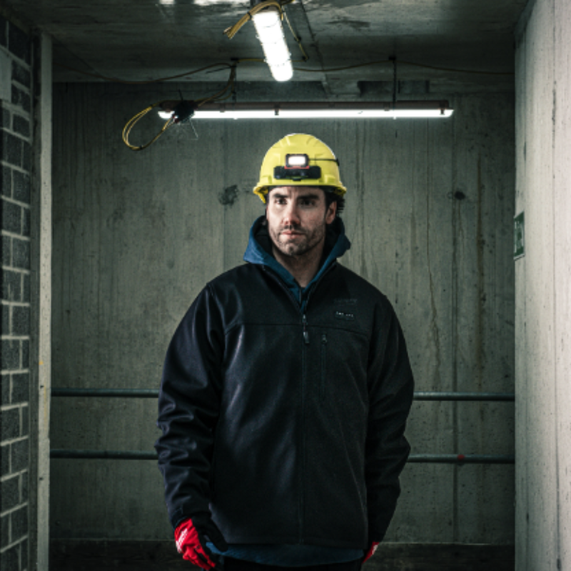 Milwaukee Akku-Heiz-Jacke M12 HJBL6-0 schwarz in Aktion