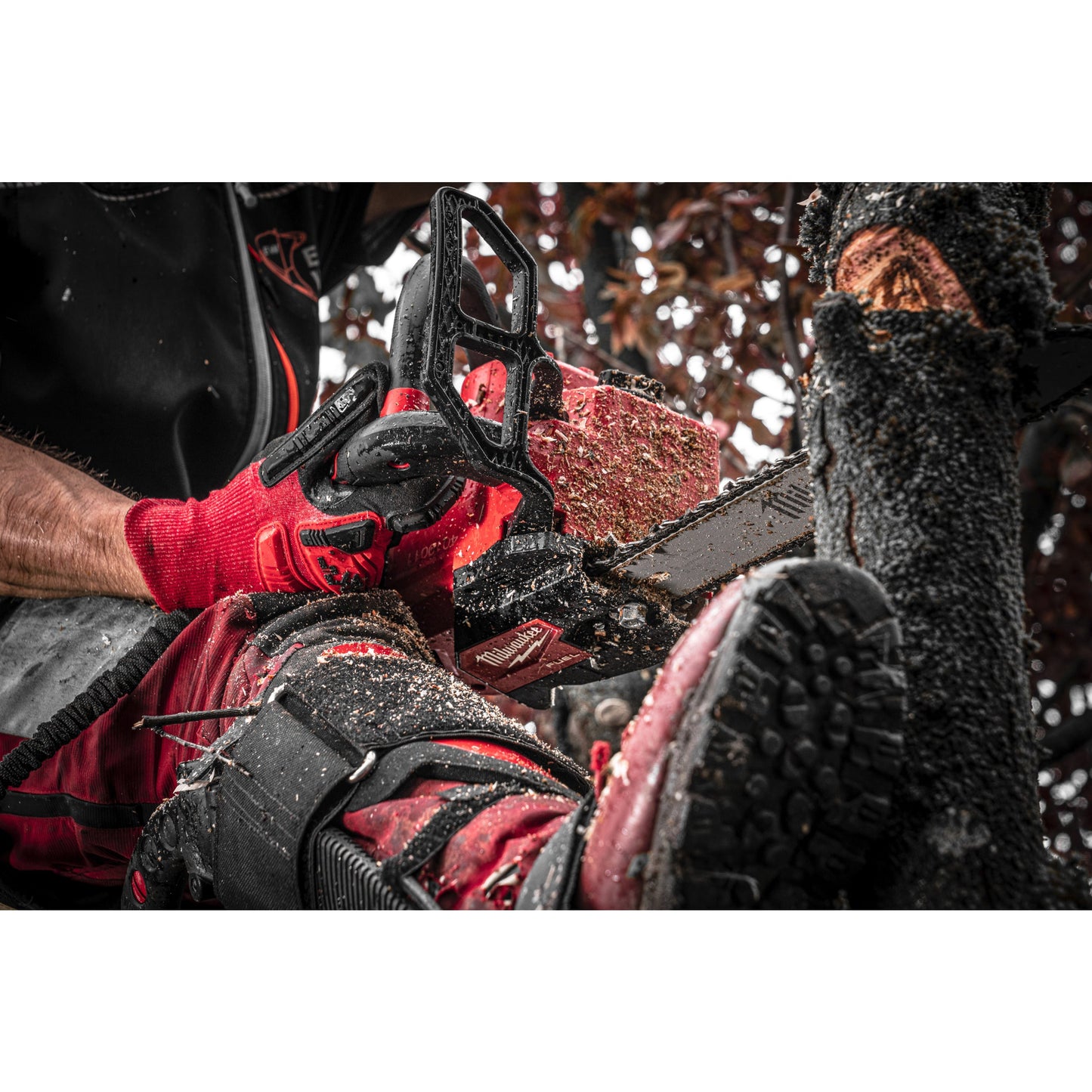 Milwaukee Akku-Kettensäge mit Obergriff M18™ FUEL™ - 35 cm in Aktion 2