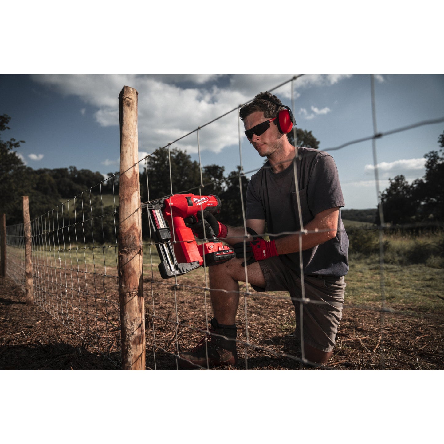 Milwaukee Akku-Klammergerät M18™ FUEL™ für Zaunarbeiten in Aktion