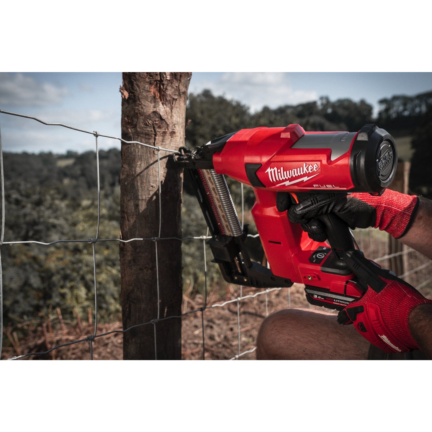 Milwaukee Akku-Klammergerät M18™ FUEL™ für Zaunarbeiten in Aktion 3