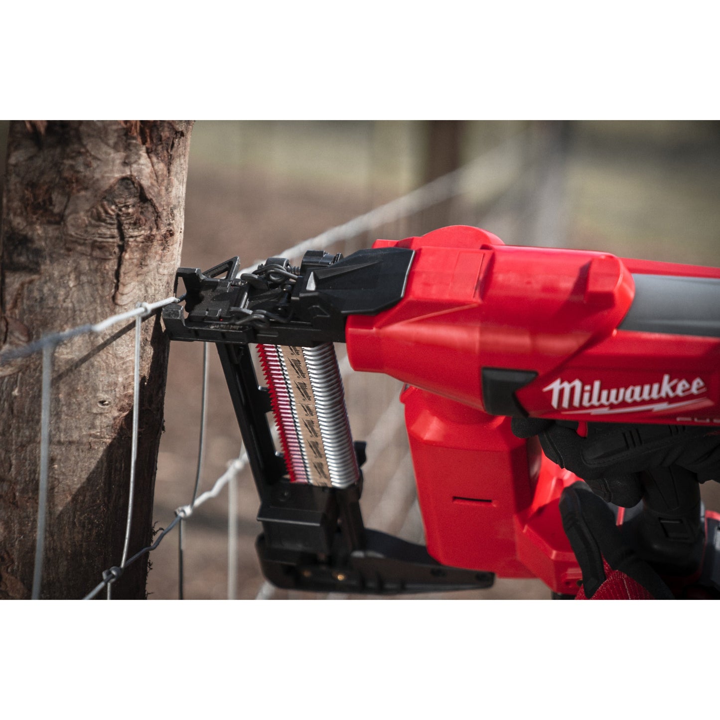 Milwaukee Akku-Klammergerät M18™ FUEL™ für Zaunarbeiten in Aktion 4