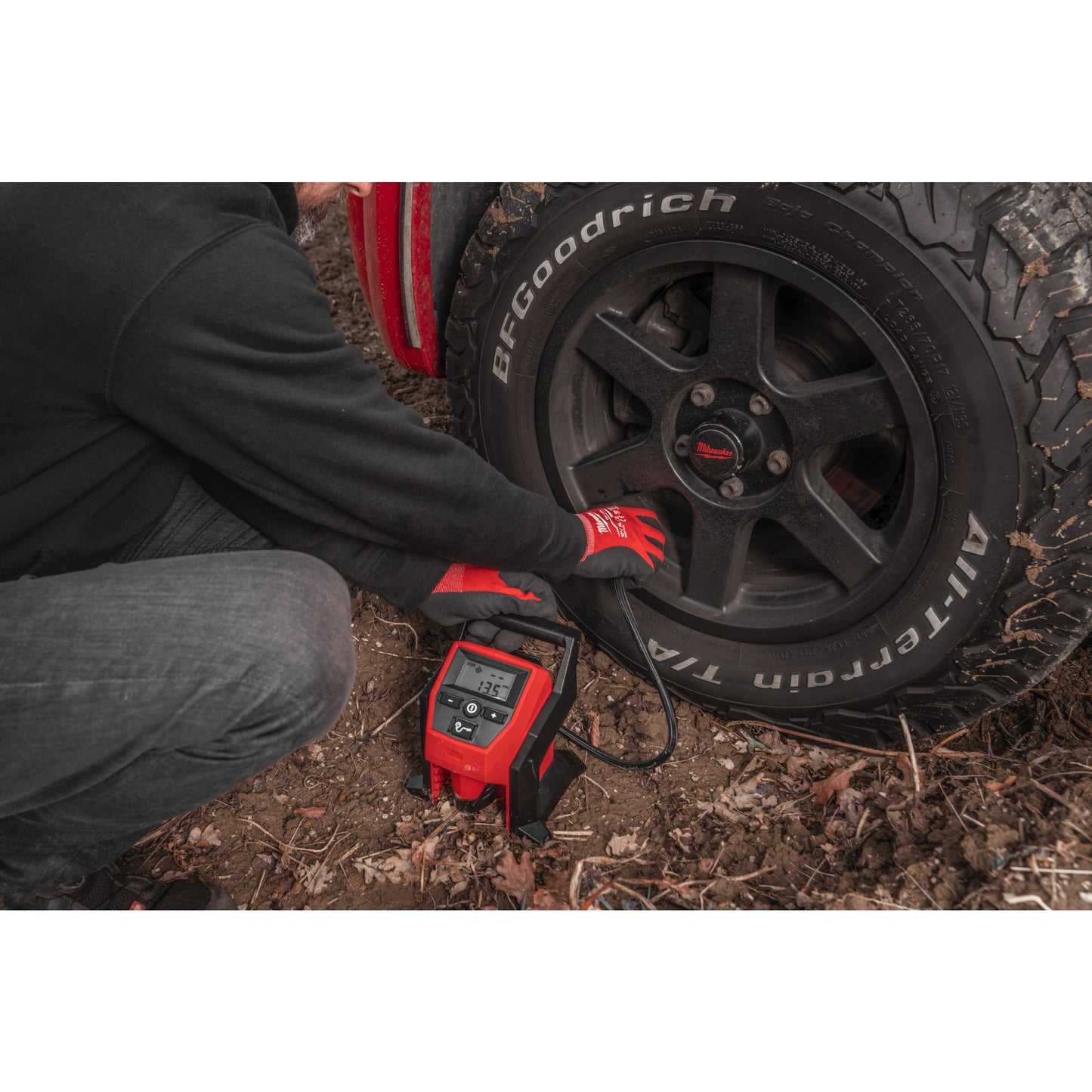 Milwaukee Akku-Kompressor M12™ in Aktion