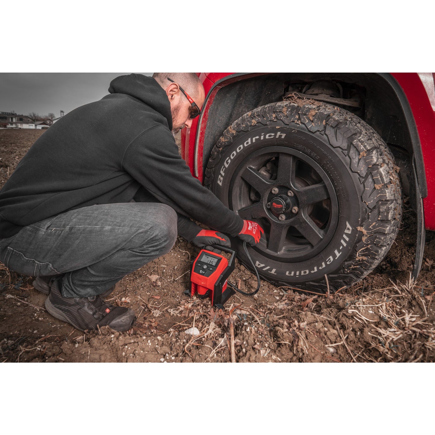 Milwaukee Akku-Kompressor M12™ in Aktion 2
