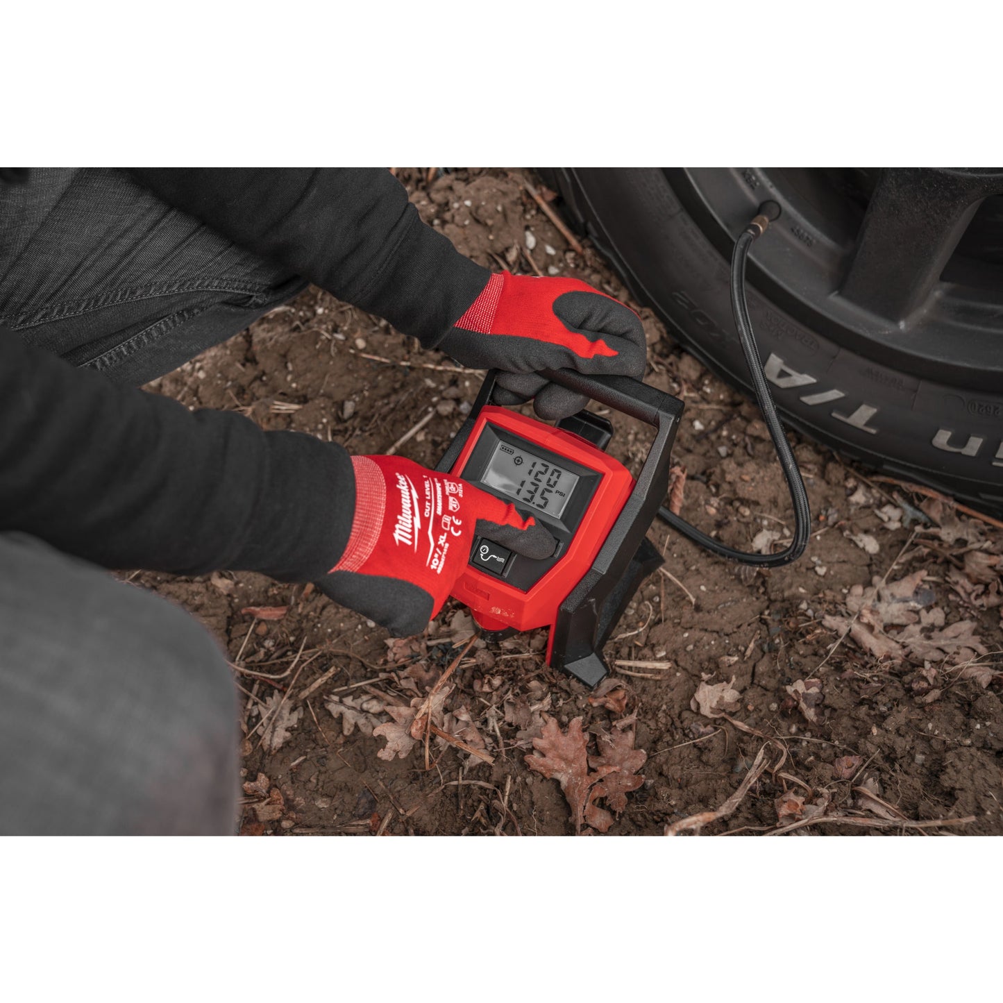 Milwaukee Akku-Kompressor M12™ in Aktion 3