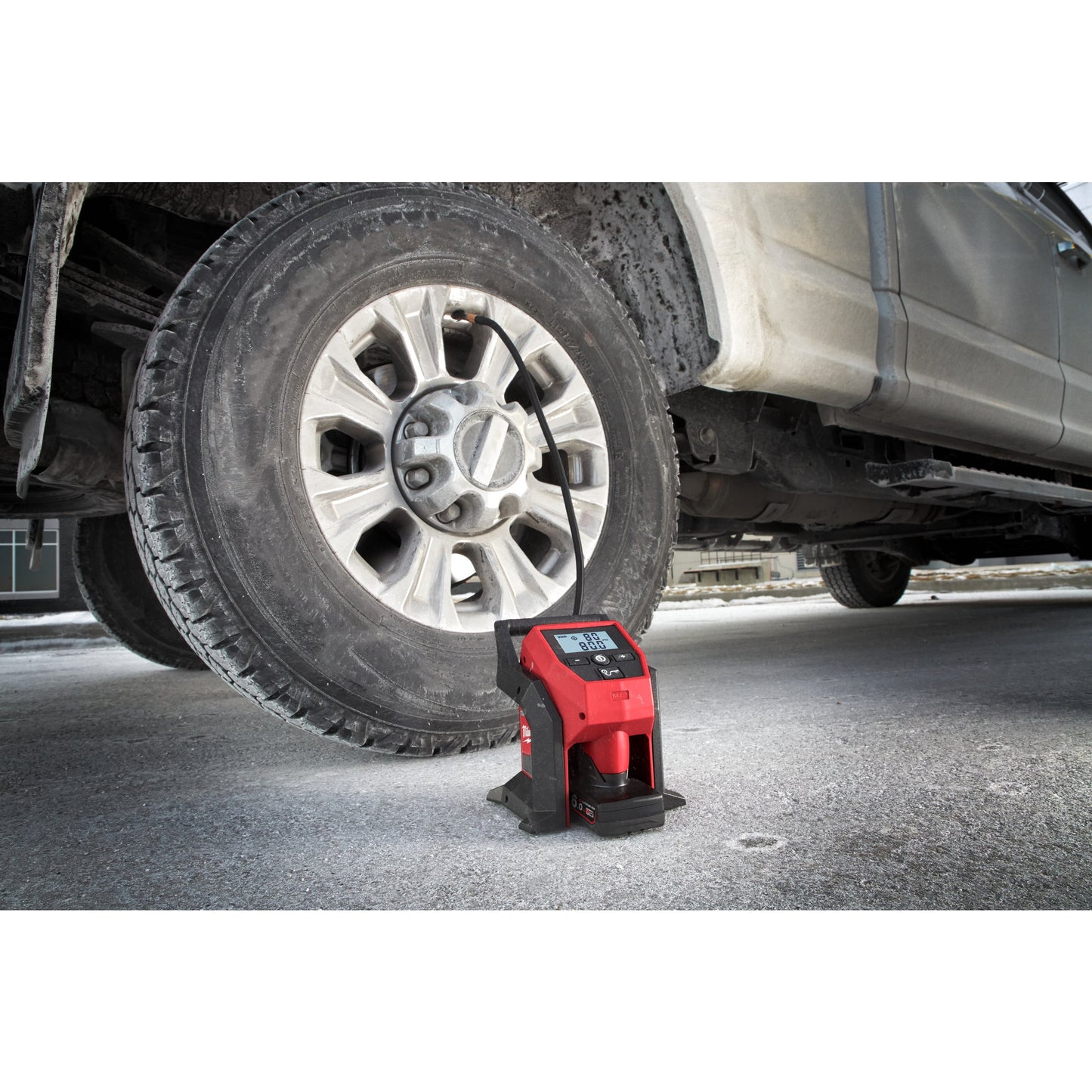 Milwaukee Akku-Kompressor M12™ in Aktion 4