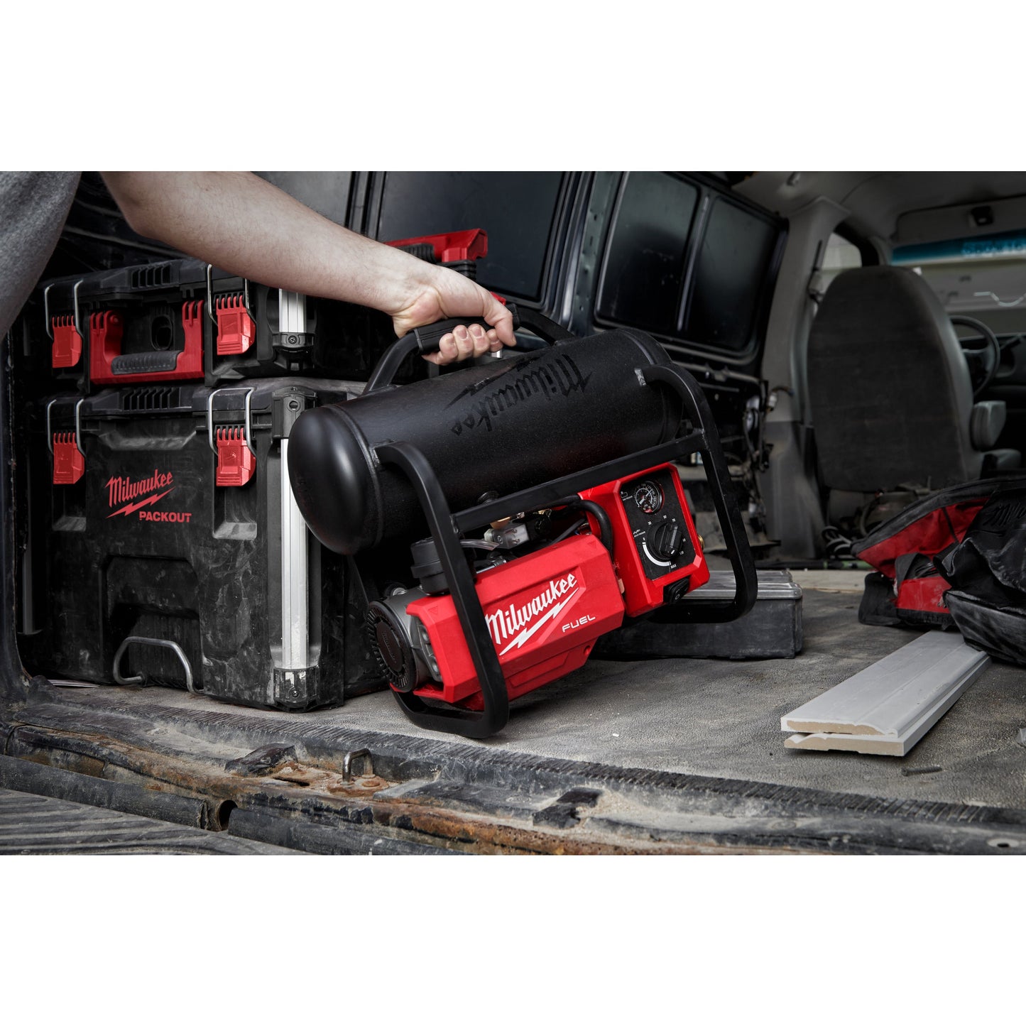 Milwaukee Akku-Kompressor M18™ FUEL™ in Aktion