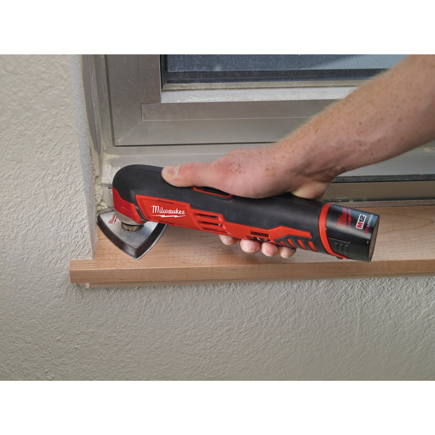 Milwaukee Akku-Multitool M12 C12 MT-202B in Aktion