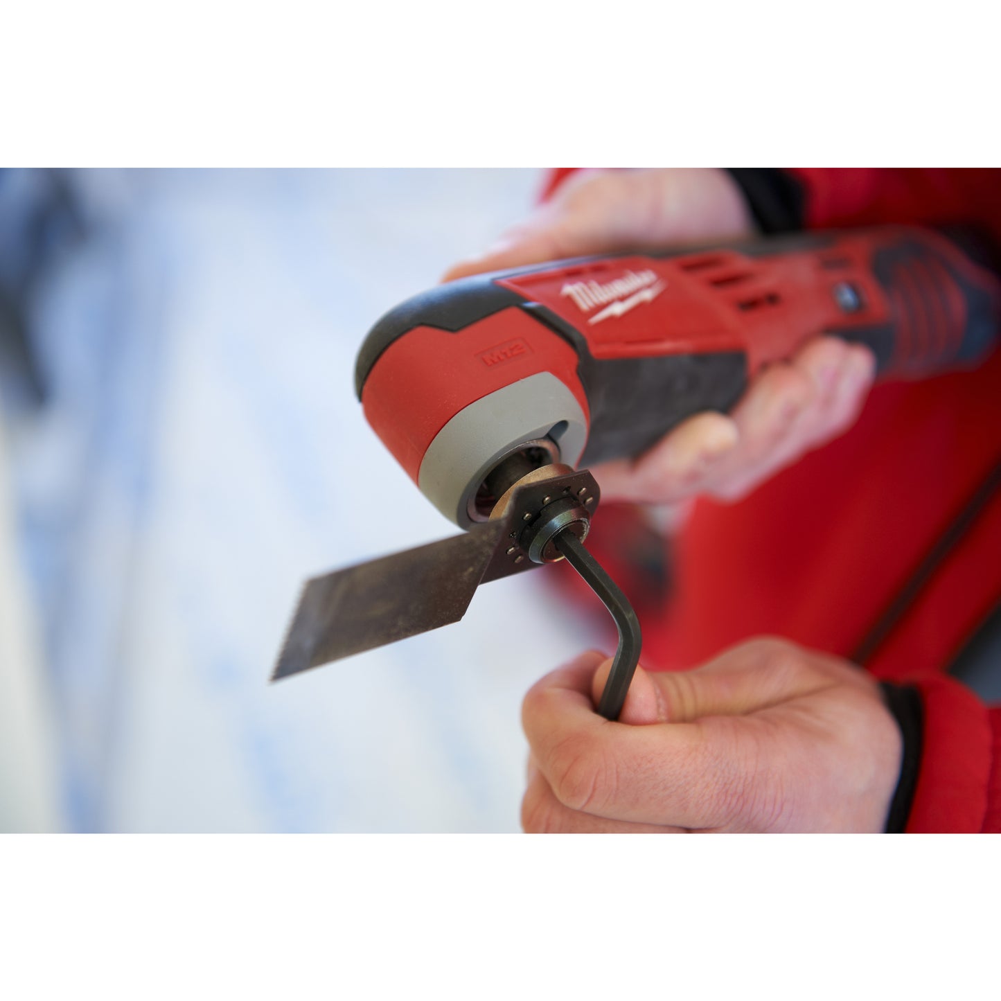 Milwaukee Akku-Multitool M12 C12 MT-202B in Aktion