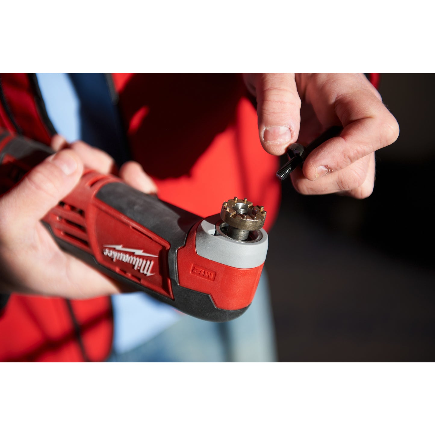 Milwaukee Akku-Multitool M12 C12 MT-202B in Aktion