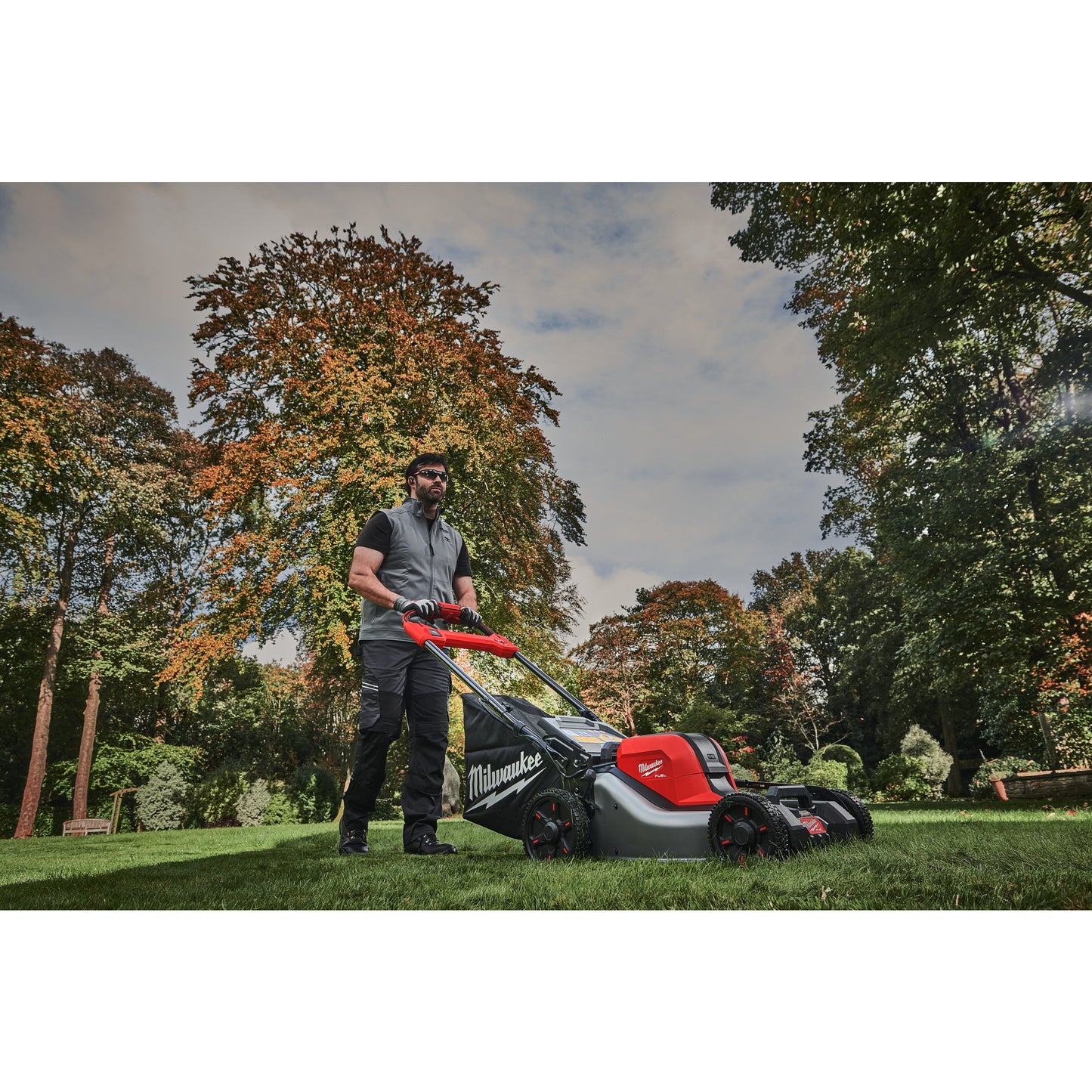 Milwaukee Akku-Rasenmäher M18™ FUEL™ - 46 cm in Aktion 2