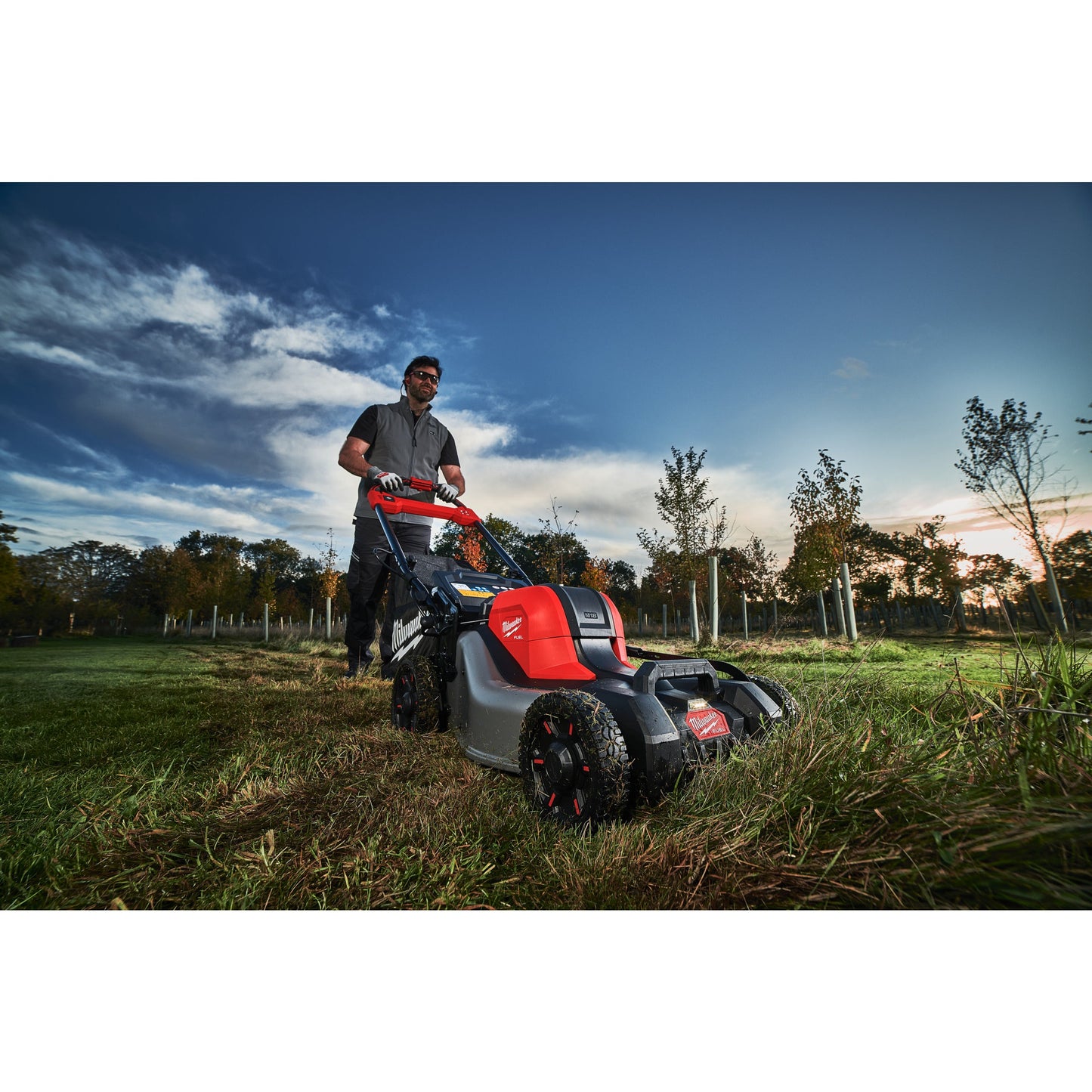 Milwaukee Akku-Rasenmäher M18™ FUEL™ - 46 cm in Aktion