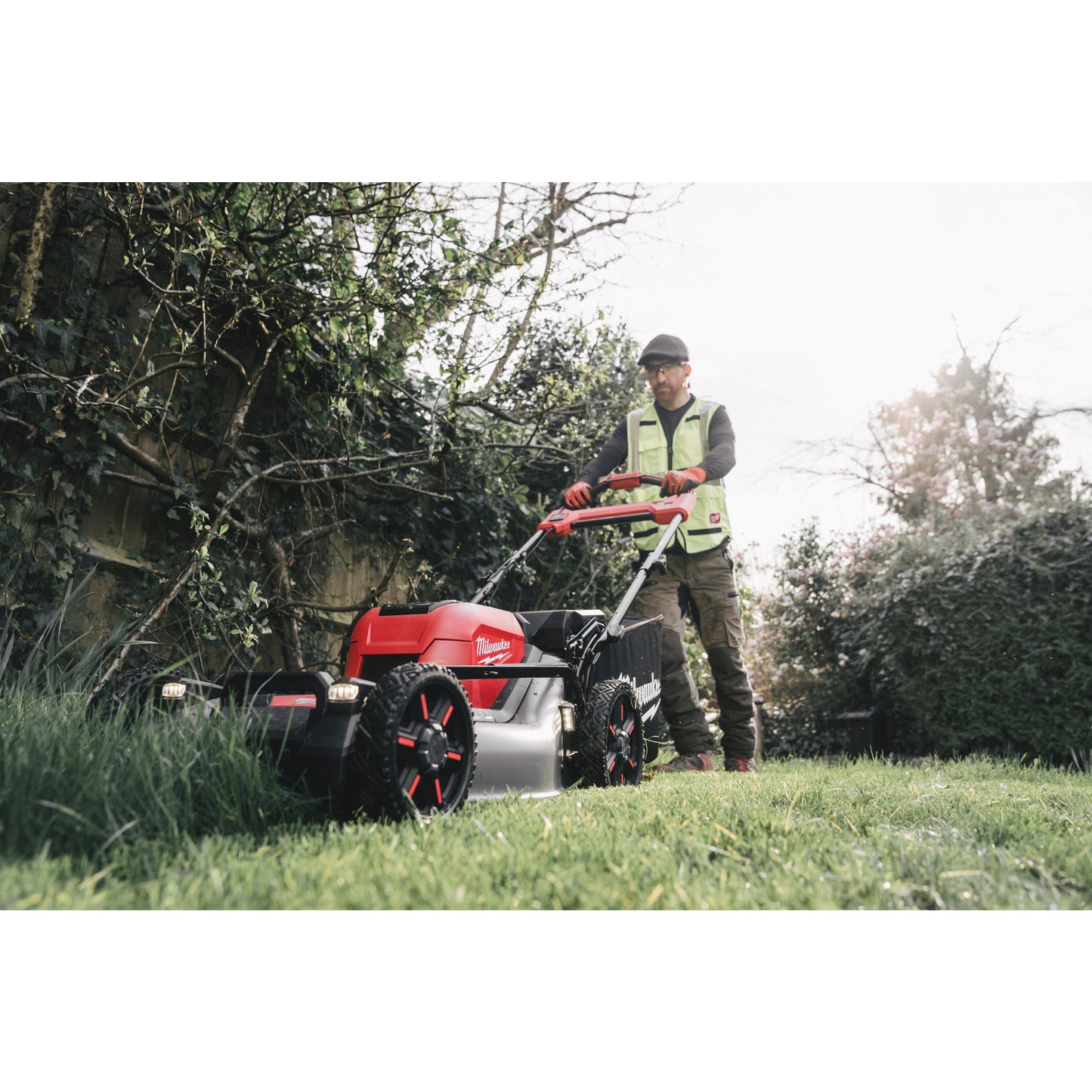 Milwaukee Akku-Rasenmäher M18™ FUEL™ - 53 cm in Aktion 2