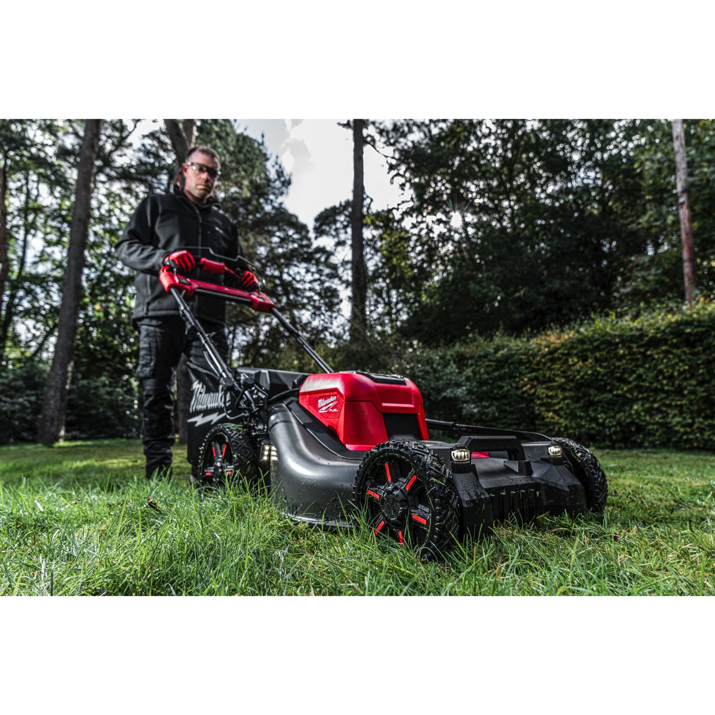 Milwaukee Akku-Rasenmäher M18™ FUEL™ - 53 cm in Aktion 4