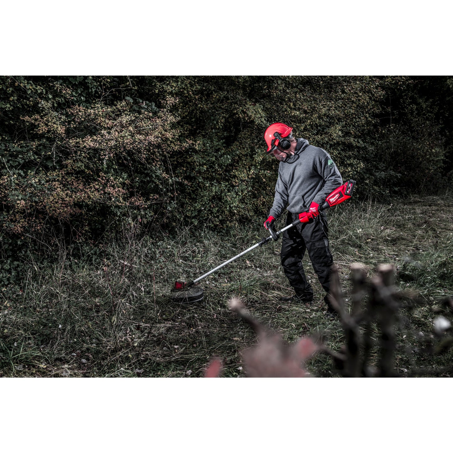 Milwaukee Akku-Rasentrimmer M18 bürstenlos - 40 cm in Aktion 2