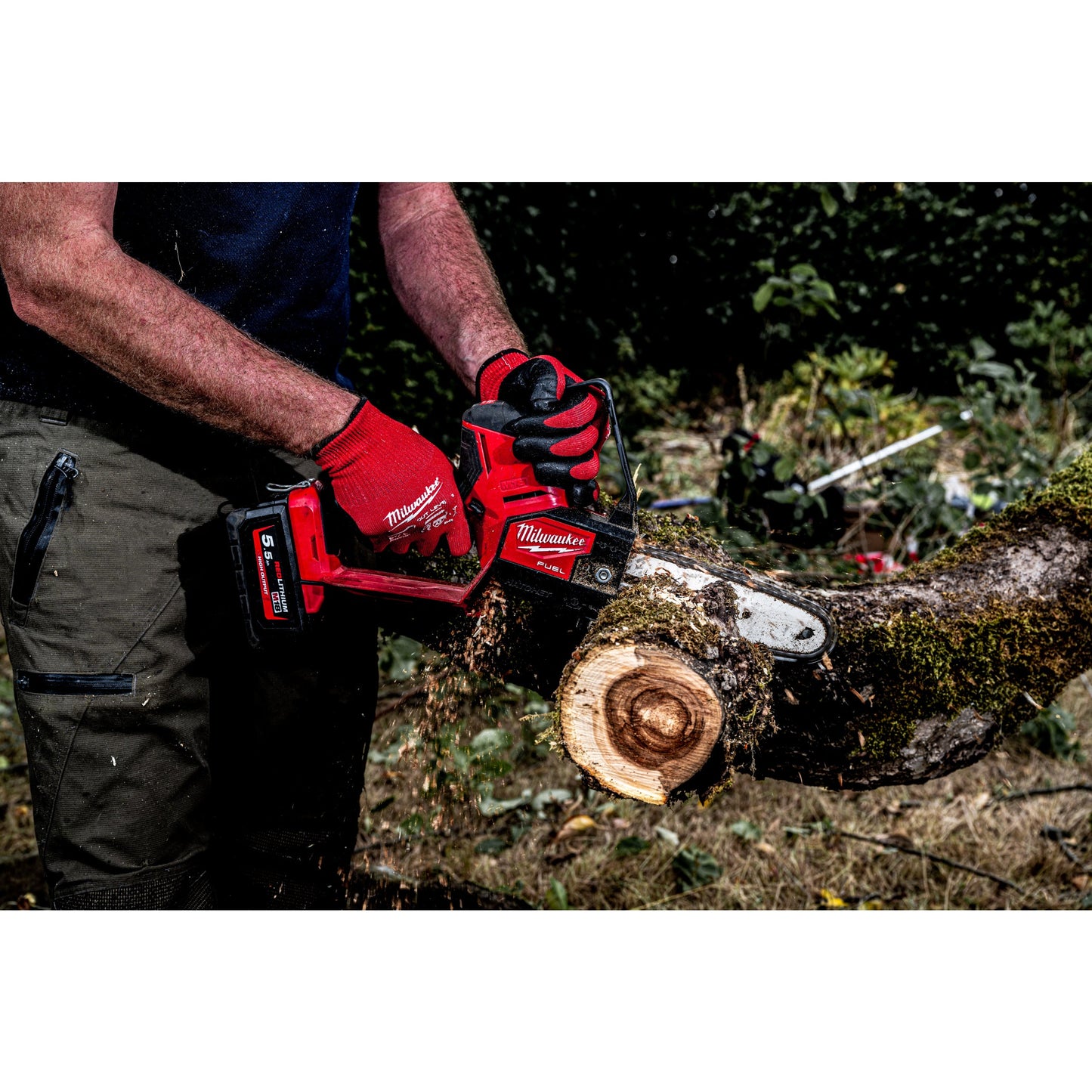 Milwaukee Astsäge M18™ FUEL™ - 20 cm in Aktion