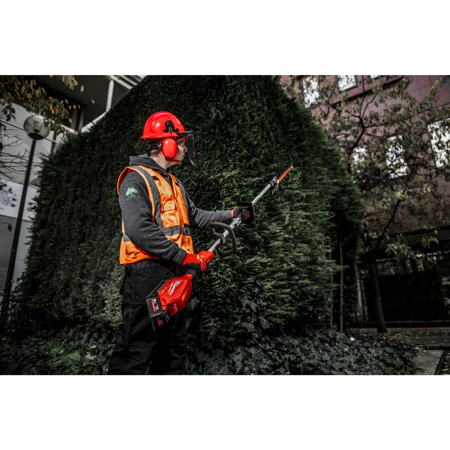 Milwaukee Heckenscheren-Aufsatz QUIK-LOK™ in Aktion 2