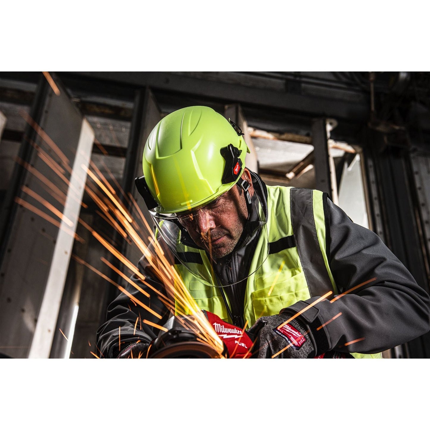 Milwaukee Helm BOLT™ 200, belüftet, orange in Aktion 4