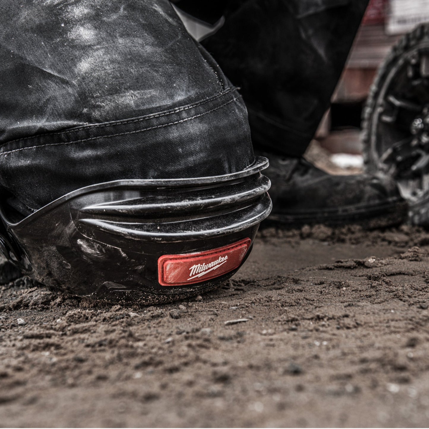 Milwaukee Knieschützer flexibel in Aktion