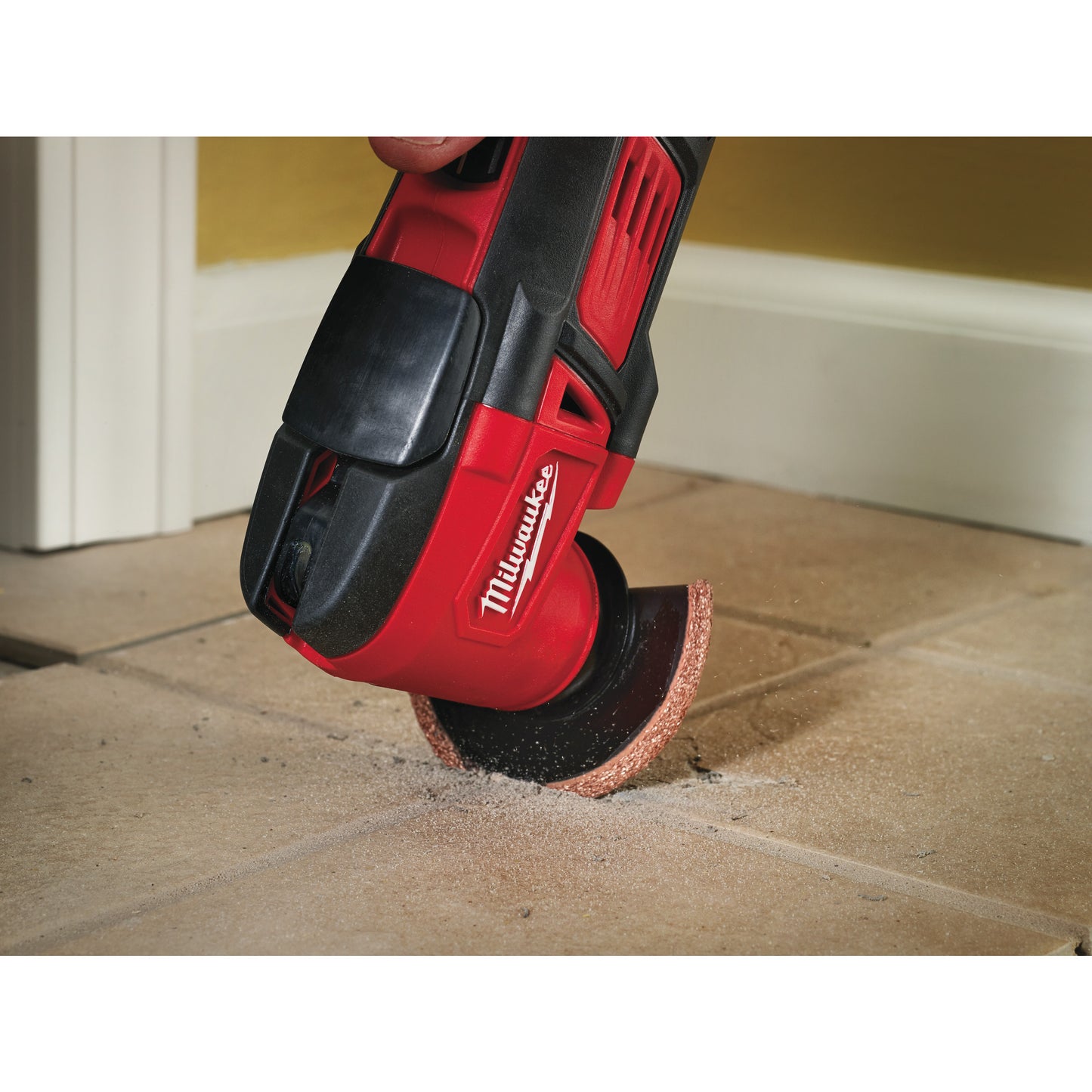 Milwaukee Kompakt-Multitool M18 BMT-0X in Aktion