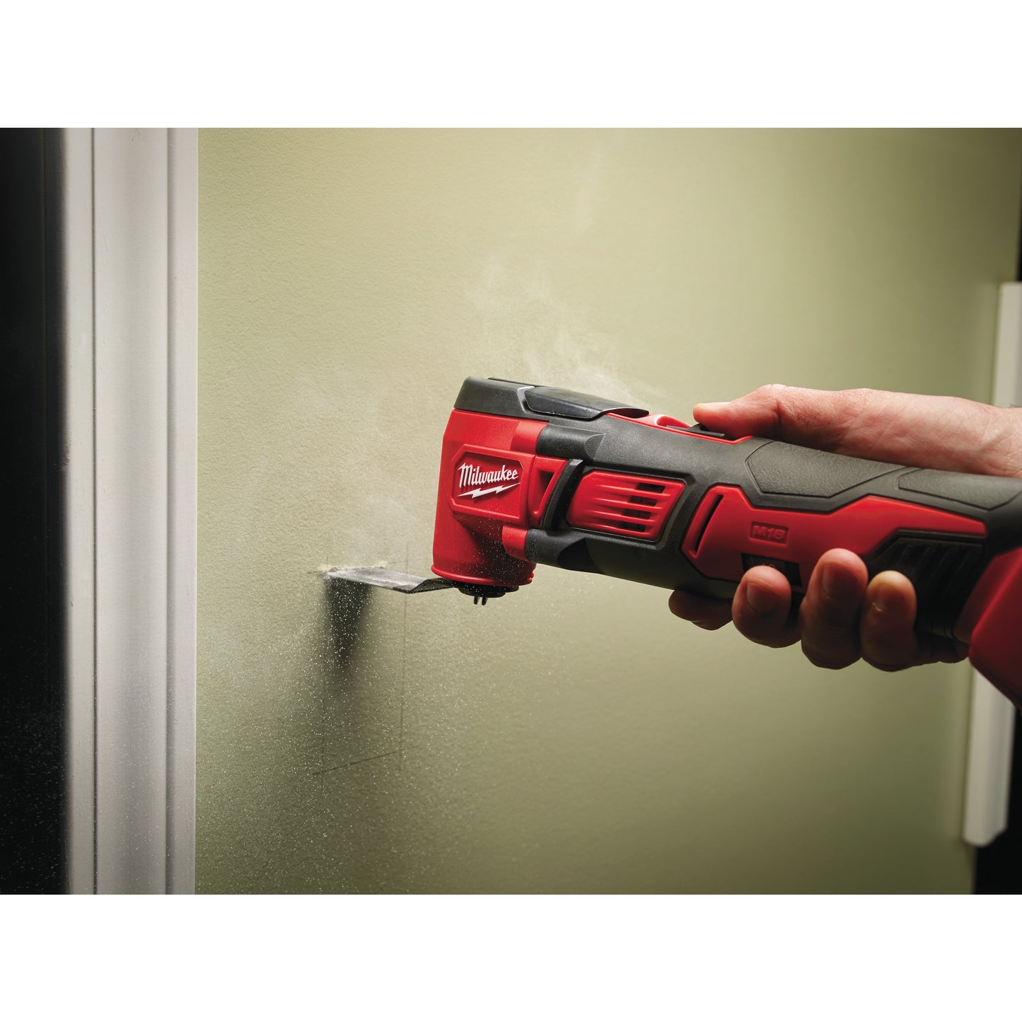 Milwaukee Kompakt-Multitool M18 BMT-0X in Aktion