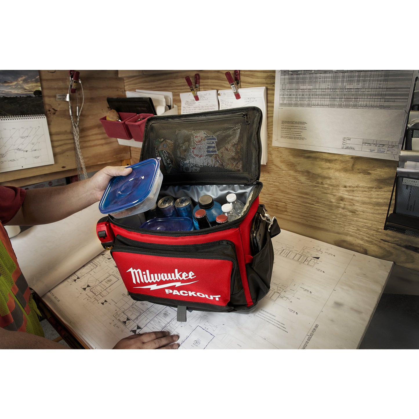 Milwaukee Kühltasche PACKOUT in Aktion