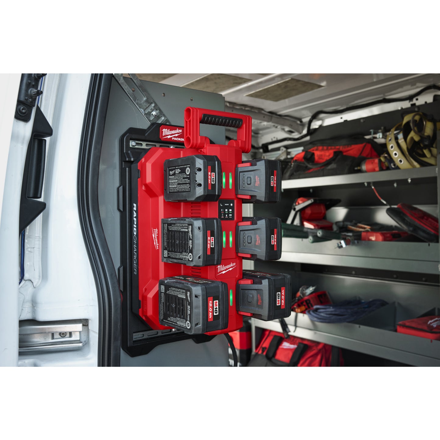 Milwaukee Mobiles 6-Fach-Schnellladegerät M18 PACKOUT in Aktion