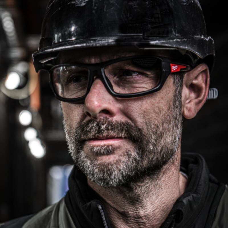Milwaukee Sicherheitsbrille Performance - fotochrom in Aktion