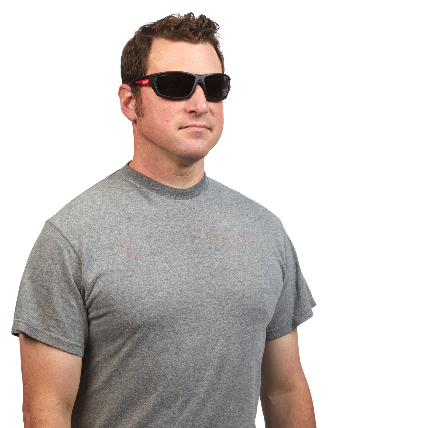 Milwaukee Sicherheitsbrille Performance getönt in Aktion 4