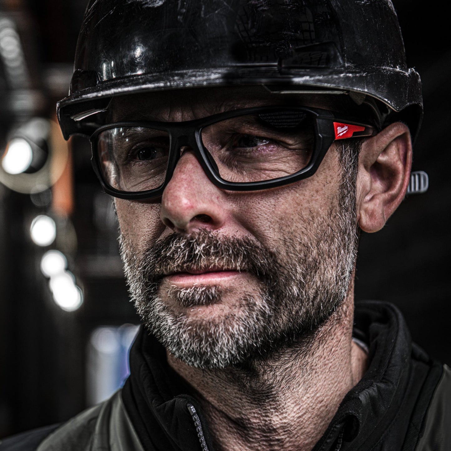 Milwaukee Sicherheitsbrille Performance klar in Aktion