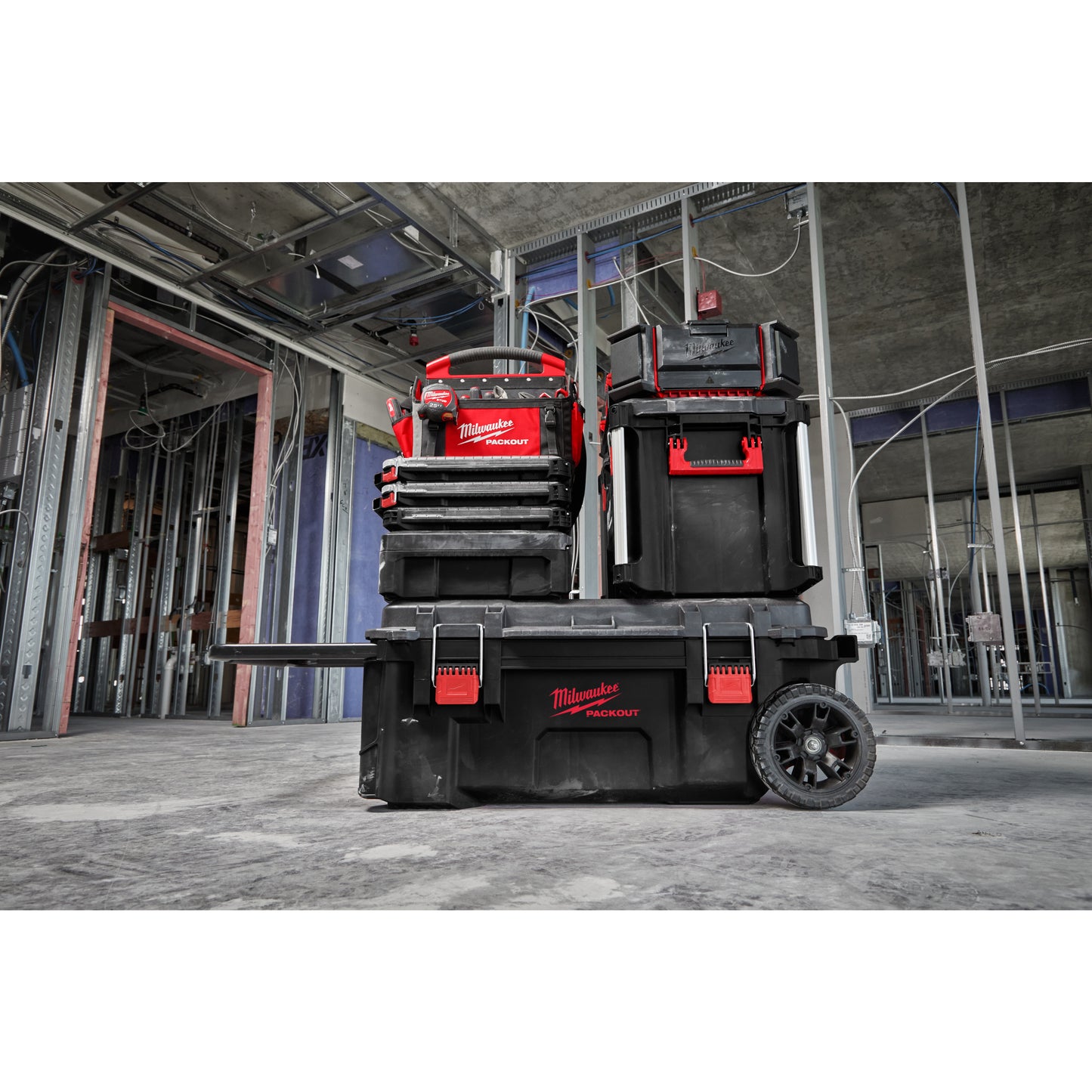 Milwaukee Trolley-Koffer PACKOUT XL in Aktion