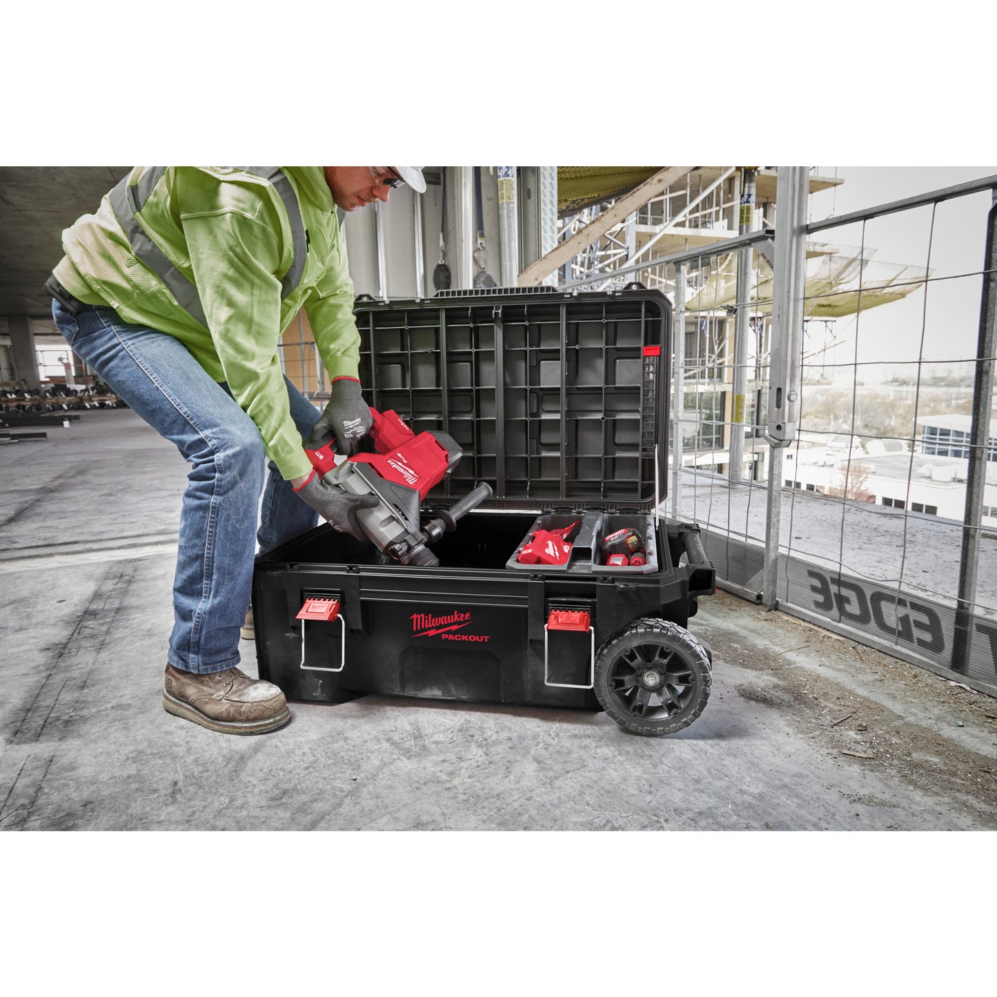 Milwaukee Trolley-Koffer PACKOUT XL in Aktion
