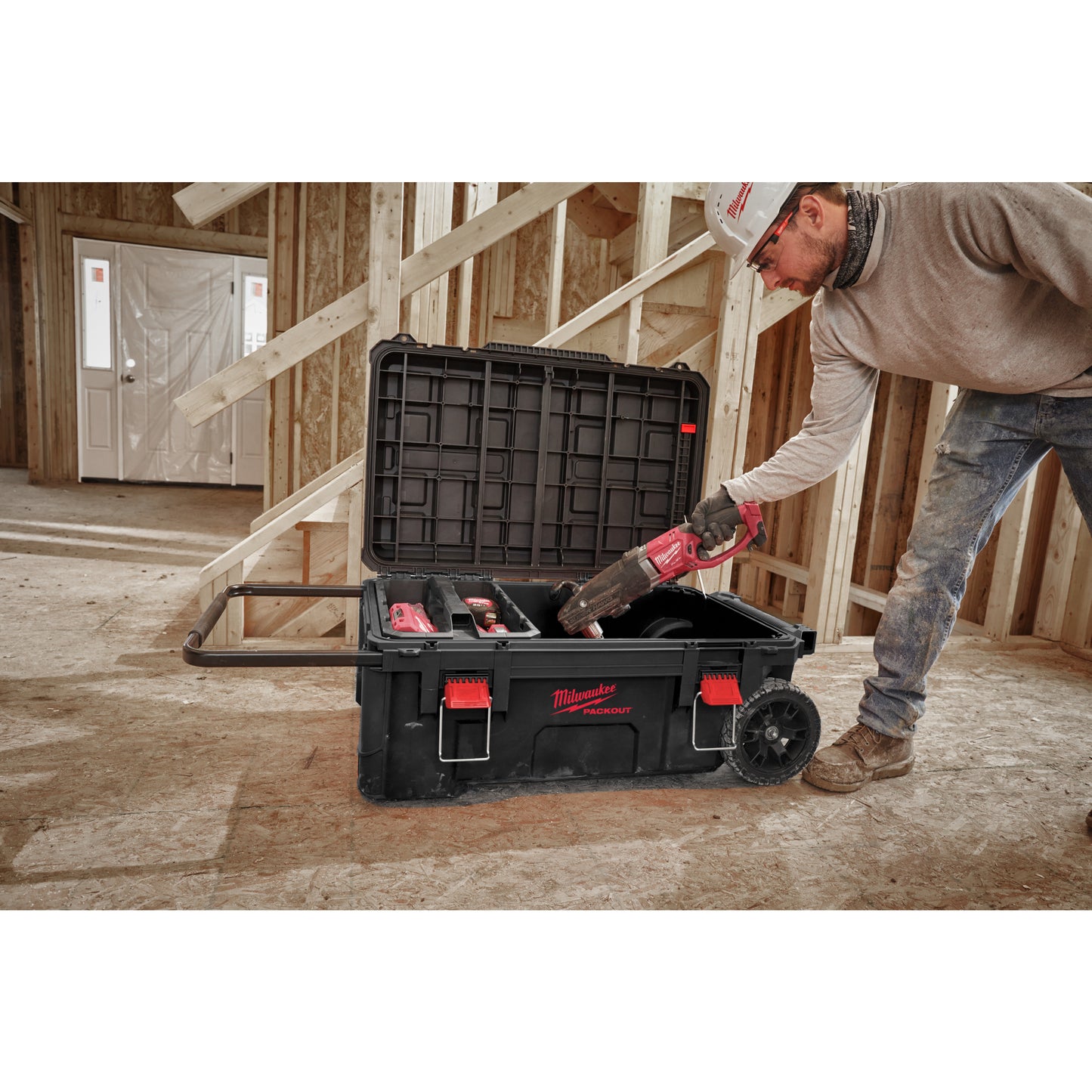 Milwaukee Trolley-Koffer PACKOUT XL in Aktion
