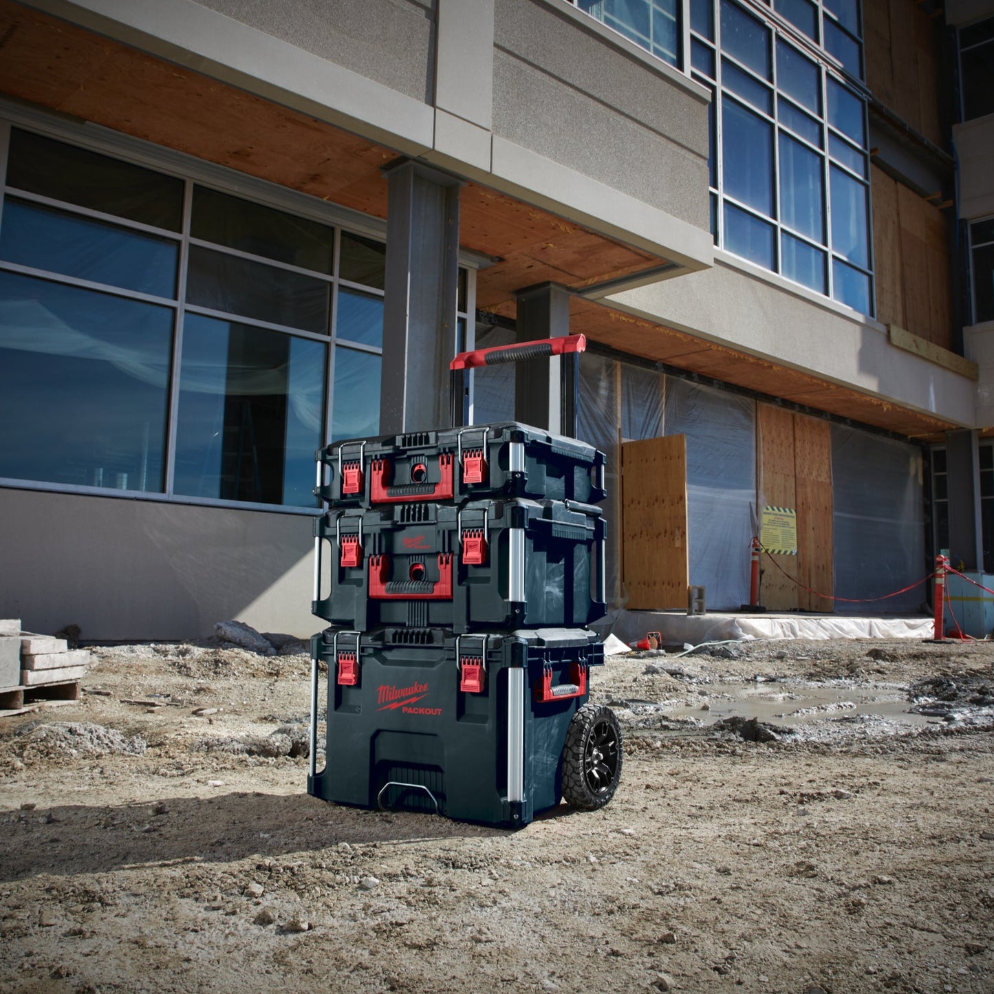 Milwaukee Trolley-Koffer PACKOUT in Aktion