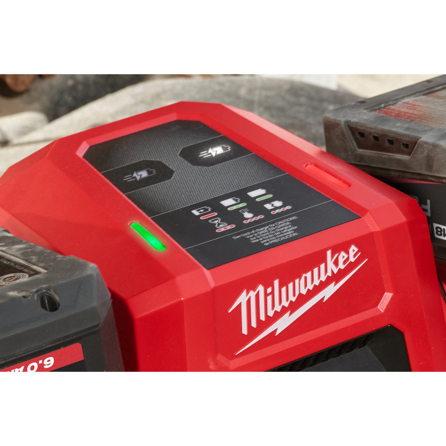 Milwaukee Zweifach-Super-Schnellladegerät M18 DBSC Detailansicht
