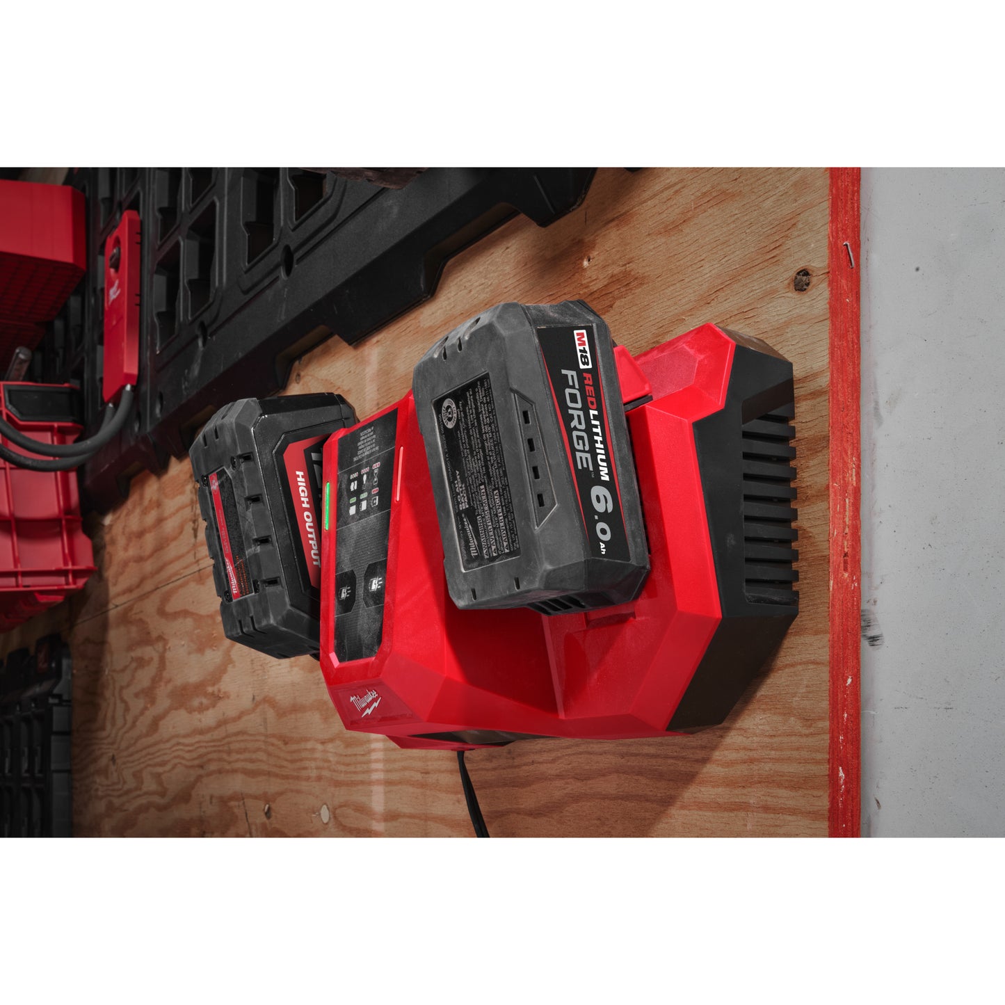 Milwaukee Zweifach-Super-Schnellladegerät M18 DBSC in Aktion