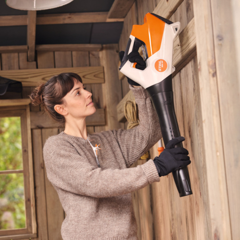 Stihl Akku-Laubbläser BGA 30 mit 2 x Akku und 1 x Lädegerat