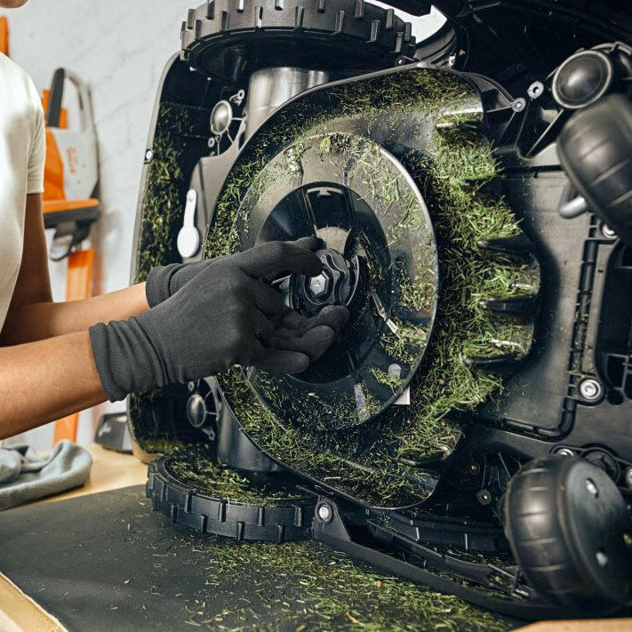 STIHL Mähroboter-Klingen iMOW BASIC - 3 Stück in Aktion