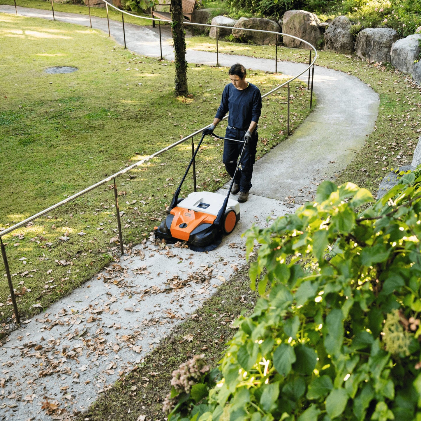 Stihl Akku-Kehrmaschine KGA 770 Einzelgerat - Jetzt Stihl bei kaisers.jetzt